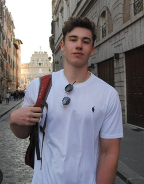 <em>Arnau Gonzalez</em>